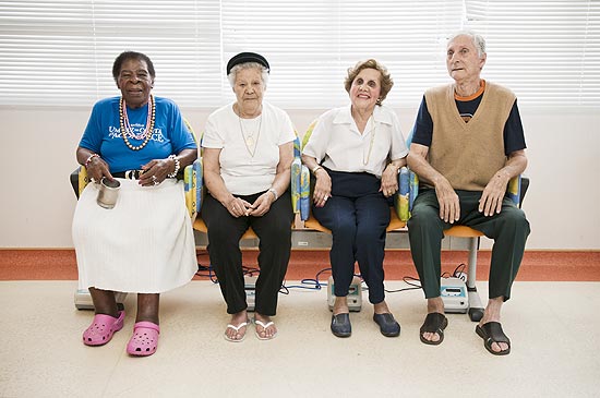 Benedita Santos, 97, Ondina de Souza, 83, Loraci Lopes, 78, e Franciso Alves, 80, testam aparelho em asilo, em São Paulo