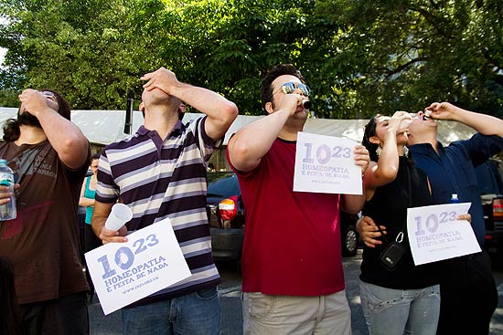 Manifestantes protestam e ingerem overdose de remdios homeopticos para provar que eles no funcionam