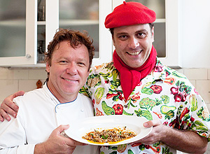 Paulo de Oliveira (à direita), apresentador do programa Larica Total (Canal Brasil) e o chef Claude Troisgos