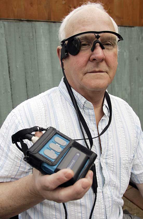 Eric Selby, 68, recebeu o implante de retina artificial chamado de Argus 2