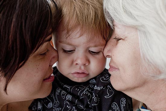 Heitor, 1 ano e 7 meses, entre a mãe, Débora Ramos Batista, 37, e a avó, Beatriz