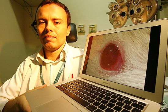 Jayter de Paula, pesquisador, mostra olho inflamado em rato