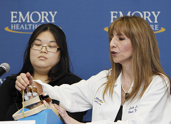 Linda Cendales (à direita) e a paciente Linda Lu anunciam o transplante em Atlanta