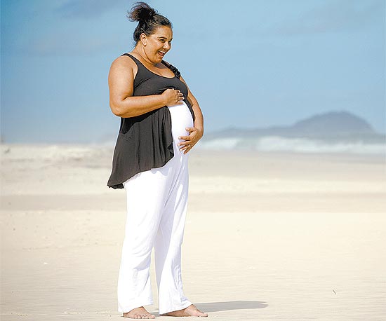 A atriz Solange Couto, que está esperando um menino, na praia da Barra da Tijuca, Rio