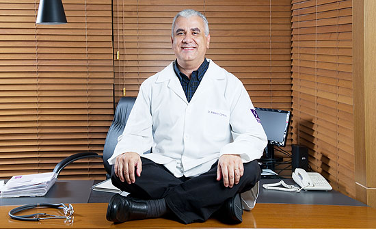 O médico Roberto Cardoso no seu consultório, em São Paulo
