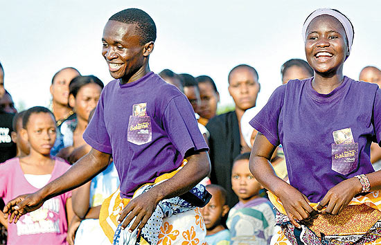 Dançarinos fazem apresentação para estimular o uso de camisinha, na periferia de Dar es Salaam, na Tanzânia