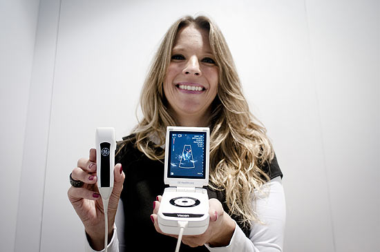 Carla Fogaccia, gerente de produtos, mostra ultrassom de bolso que custa R$ 22 mil, em SP 