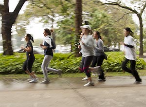 Sob 12 graus, grupo treina no parque do Ibirapuera.