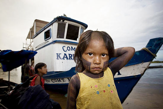 Índios xikrins, que vivem na região do rio Cateté, no Pará, desembarcam em Altamira depois de viagem no rio Xingu