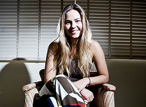 A estudante Fernanda Macedo, 20, na sala de sua casa, em São Paulo