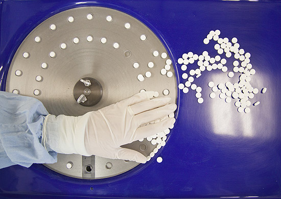 Setor de embalagem de comprimidos no HC de São Paulo, que tem um centro de produção de remédios e placebos 
