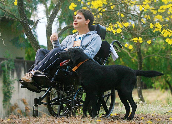 O labrador Zulu, de dois anos, ao lado de Davi Rabelo, 19; o cão ajuda adolescente nas convulsões de epilepsia