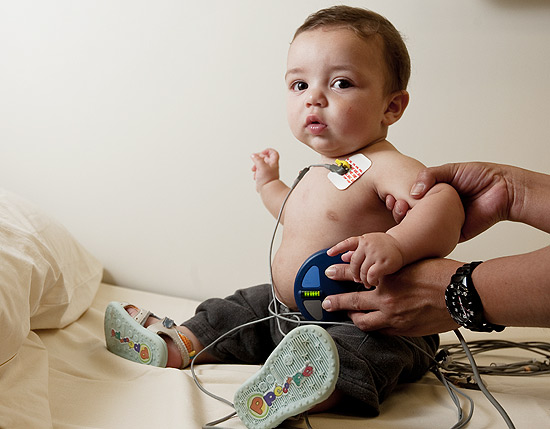 Brayan Alves Farrias, de sete meses, é submetido a exame para checar o marcapasso, em hospital de SP