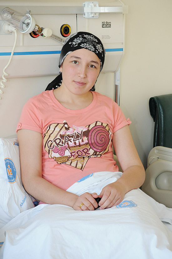 Derya Sert após o transplante de útero, em 2011; ela foi a primeira a receber o órgão de uma doadora morta