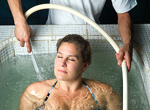 A advogada Beatriz Curry recebe massagem subaqutica no spa Viktoria Garten, em Itapecerica da Serra (SP)