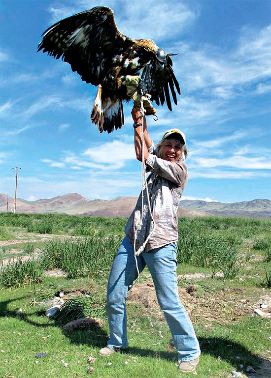 Amy Marash, 60, posa com águia em viagem à Mongólia