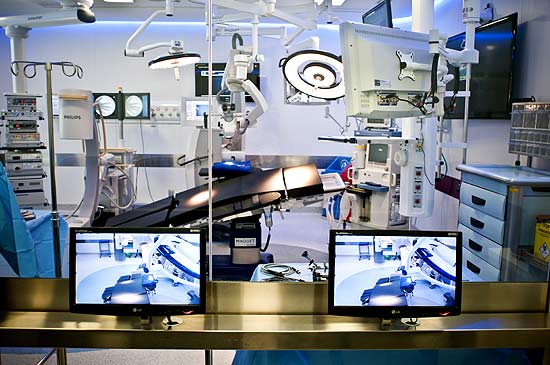 Sala de cirurgia inaugurada na terça (25), com monitores que permitem acompanhar operações de anfiteatro anexo