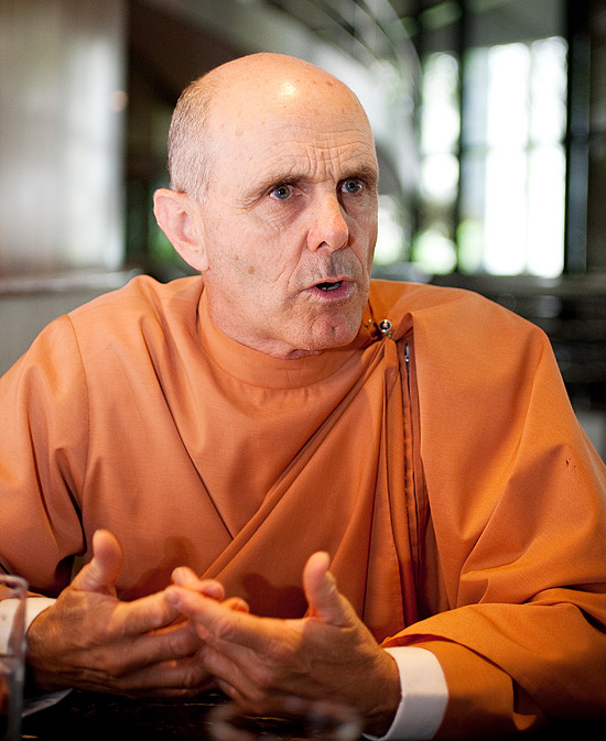 O monge Devananda durante entrevista para a *Folha*