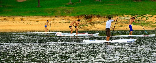 Praticantes de stand up paddle (SUP) remam na represa de Guarapiranga, zona sul da cidade
