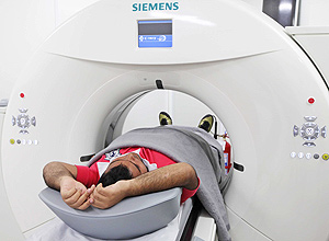 Paciente usa tomgrafo especial para obesos de at 320 kg, no Hospital Carlos Chagas, na zona norte do Rio 