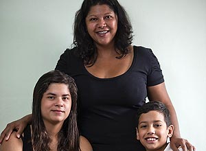 A dona de casa e blogueira Viviane Pereira, 35, com seus filhos, Rafaela Pereira, 16, e Italo, 7, em Guarulhos, SP