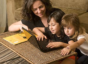 Priscilla Perlatti, 34, acessa a internet com suas filhas Stella, 6, e Lia, 4