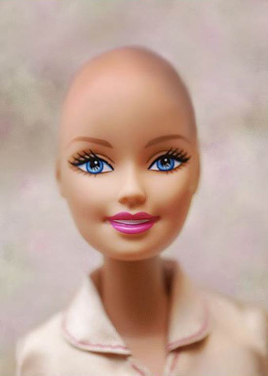 Imagem da Barbie sem cabelos ilustra página de Facebook; grupo pede produção da boneca