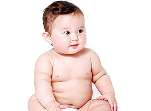 Bebê que se alimentou sozinho comeu mais carboidratos e alimentos saudáveis que bebê que recebeu comida de colher