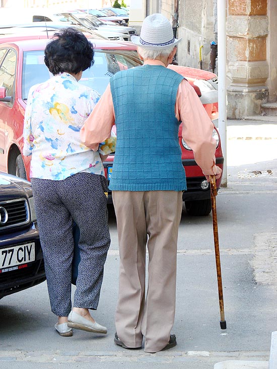 Velocidades mais baixas de caminhada estavam relacionadas a um maior risco de demência, segundo estudo