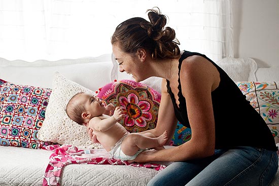 A publicitaria Amanda Agostini, 28 com sua filha Lara Agostini, 3 meses em seu apartamento em Moema 
