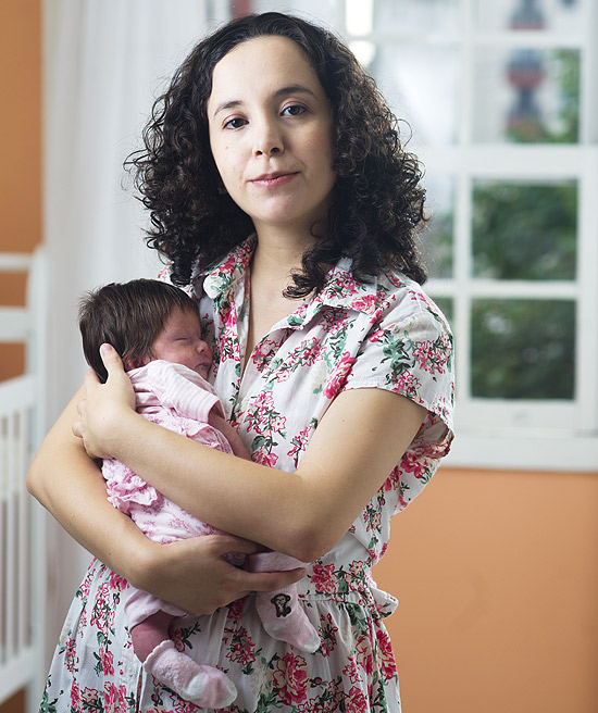 A redatora Luciane Zardo, 31, com sua filha Manuela, de um mês