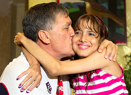 Maribel, 19, que recebeu parte dos pulmões do pai e da mãe, em cirurgia na Santa Casa de Porto Alegre (RS)
