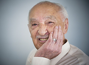 O advogado Eliassy Vasconcellos, 90, que mora sozinho há 20 anos