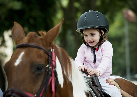 Laura Chiavarelli, 2, pratica equitação lúdica no Jockey Club de São Paulo