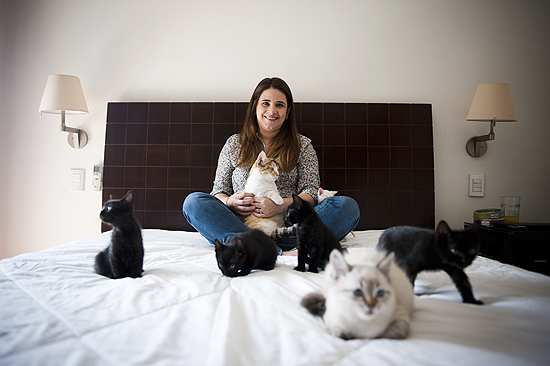Juliana Bussab  fotografada em sua casa com seus gatos. Ela e dona da Ong "Adote um Gatinho". Em seu apartamento ela vive com cerca de 20 gatos