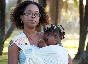 Chenia Silva, 35, que amamenta a filha Zaya, que completa 3 anos no próximo dia 6. 