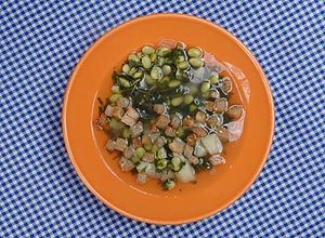 Sopa de soja verde (edamame) com espinafre e croutons de po integral
