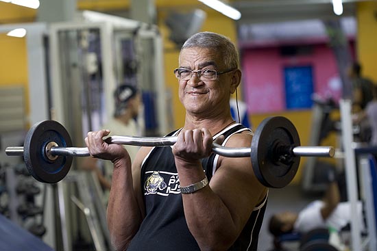 O eletricista Francisco das Xagas Silva, 66, se exercita em Belo Horizonte