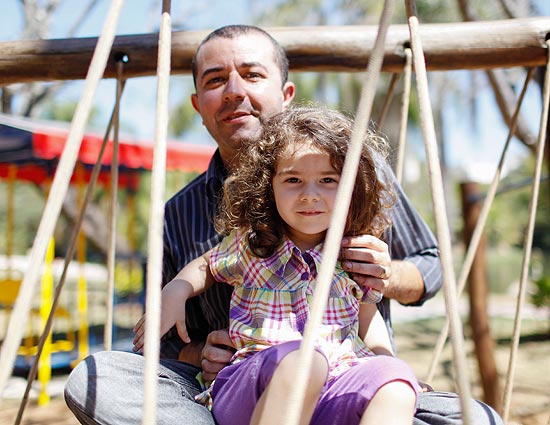 Publicitário Andriano Ferreira, 37, e sua filha Heloísa, 3; a pediatra da menina recomendou que ele desse à filha leite integral em vez do composto lácteo