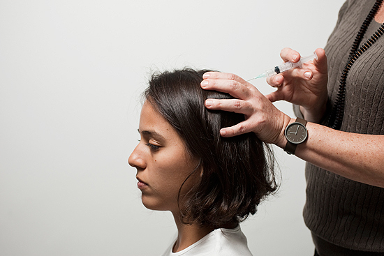 A terapeuta Silvia Serber simula a aplicao de procana no couro cabeludo