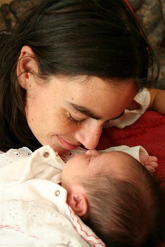 Luciane Conceição com a filha, Vitória, que nasceu sem o HIV, em foto de 2008