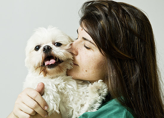 A veterinria Miriam Caramico, 36, com seu cachorrinho 'Mingau' de 3 anos