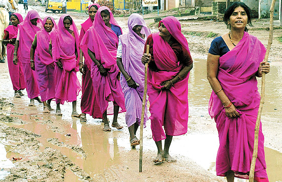 Em uma vila no norte da Índia, integrantes da Gulab Gang (gangue rosa-choque) seguem sua líder, Sampat Devi, armada com bastão