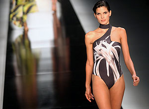 A modelo Raica Oliveira desfila na Semana de Moda, no Rio de Janeiro