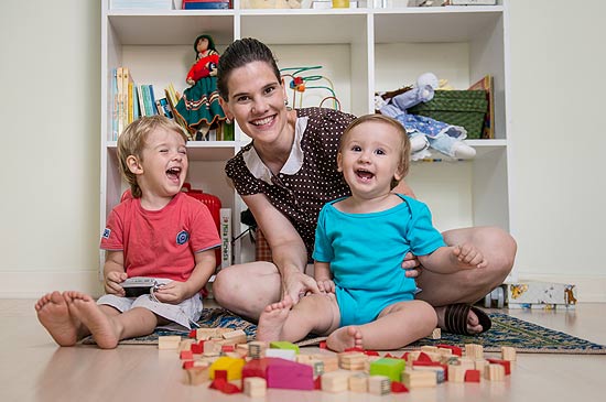 A designer Anne Rammi, que tem um site sobre maternidade, com os filhos Joaquim (de vermelho) e Tomas