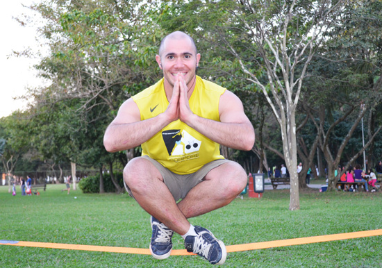 O empresrio Rogerio Tozzi,que vende equipamentos de 'slackline' e organiza eventos esportivos faz pose na 'yoga line