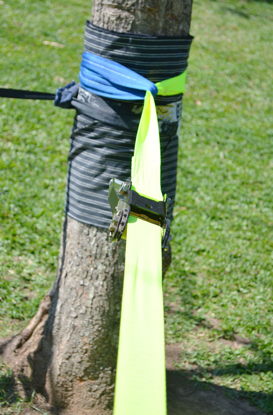 Equipamento de slackline: tira, catraca e protetor de rvore