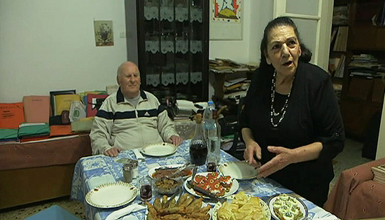 George Kassiotis, que fará 103 anos, em refeição com a mulher, Voula