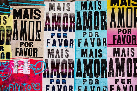 Lambe-lambe que pede "Mais amor, por favor", no viaduto Antártica, em São Paulo