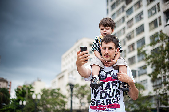 Rafael Noris, 23, e seu filho Miguel, 2, em Campinas
